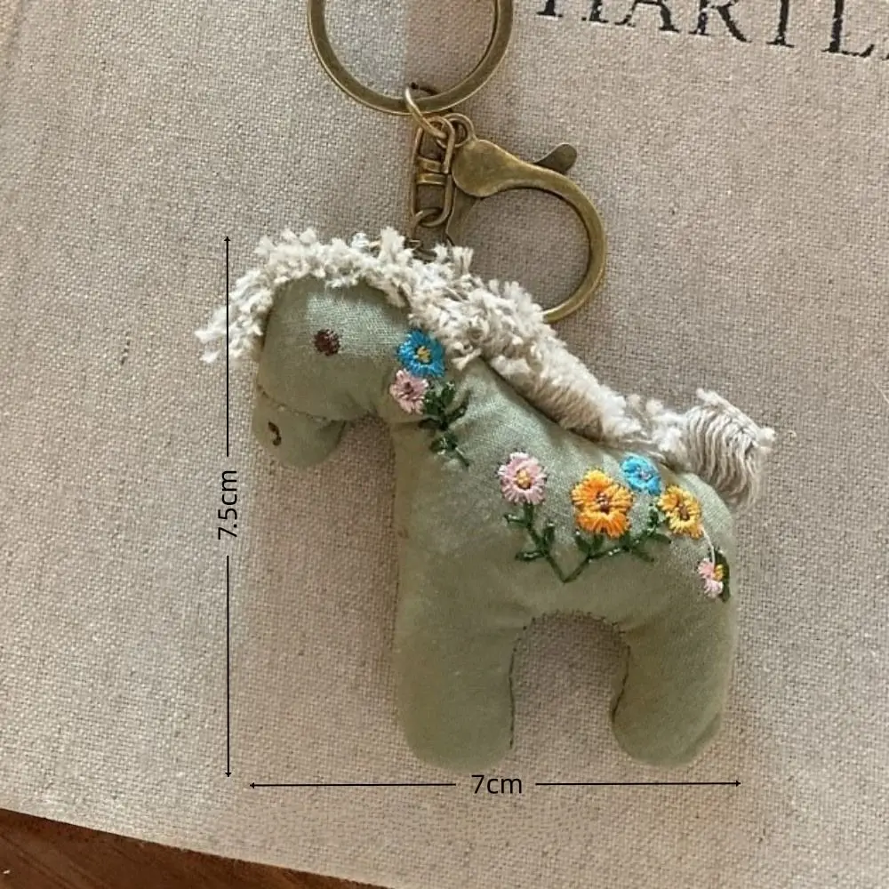 جديد الكرتون الحصان المفاتيح لطيف على ظهره سحر ريترو ستايل التطريز الحصان سنة مفتاح سلسلة هدايا عيد الميلاد