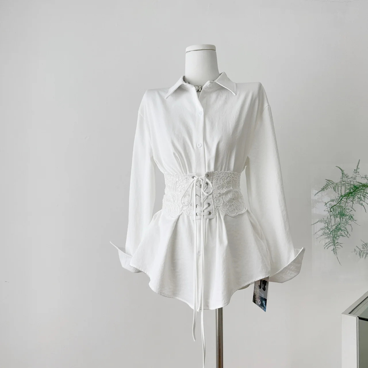 

Retro Temperament Lace Tie Waistband and Long Sleeved Silhouette White Shirt Tops for women 2025 2pcs Set