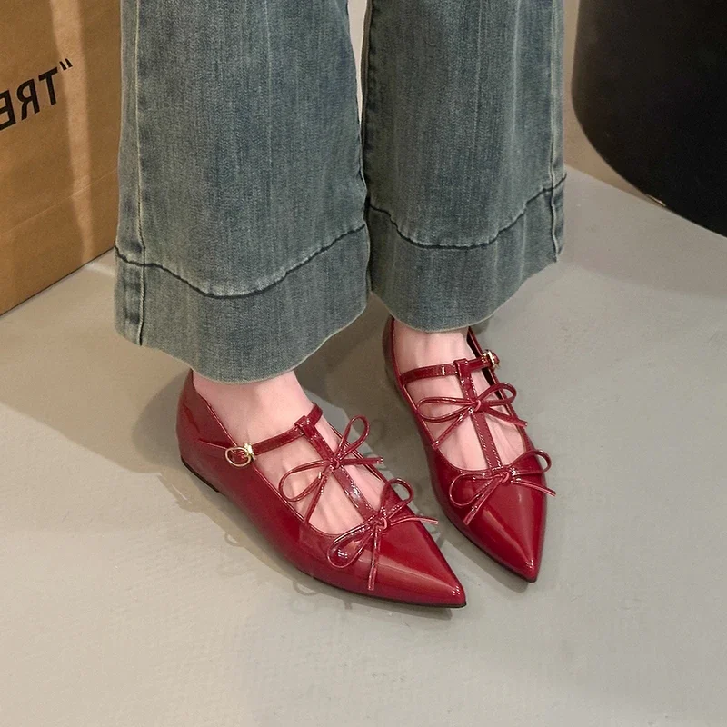 أحذية نسائية ماركة 2025 بحزام بإبزيم أحذية نسائية مسطحة على الموضة بعقدة على شكل فراشة جديدة صلبة أفضل بائع أحذية ماري جين بمقدمة مدببة مثيرة