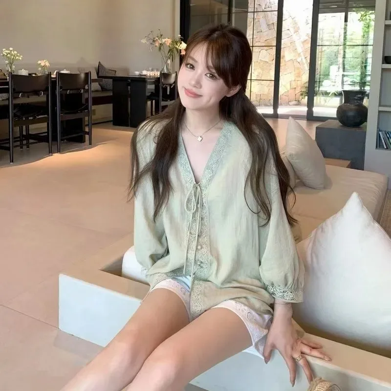 Chemisier vert clair à col en v pour femmes, manches longues bouffantes, garniture en dentelle, cravate sur le devant, coupe ample, haut décontracté quotidien