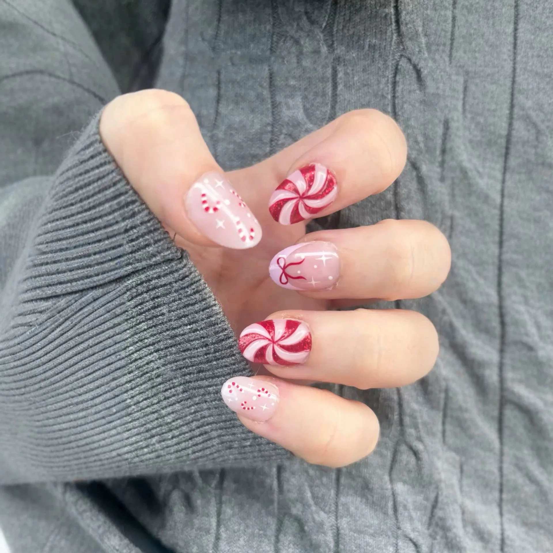 24Pcs Red White Candy Christmas Style Press on Nails Fake Sweet Round Spiral Bow Pattern Stick on Short Oval Design False Nail