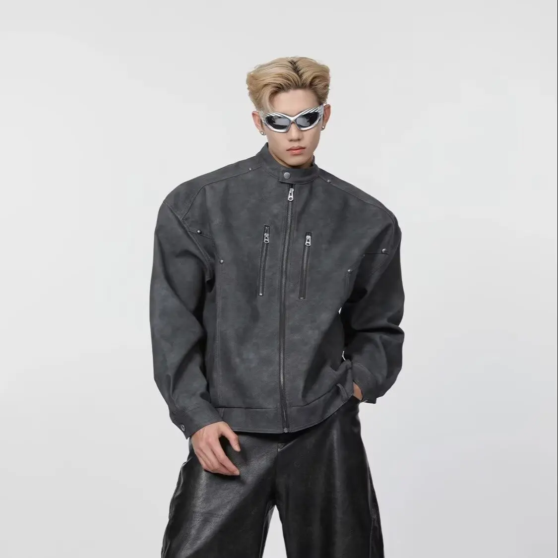 

Мужская приталенная куртка на осень-зиму, большие размеры, 250 Pou, с воротником-стойкой, в мотоциклетном стиле, с заклепками, укороченная, верхняя одежда