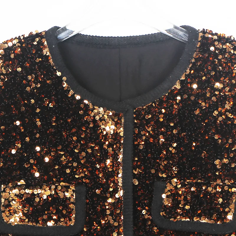 Chaqueta corta dorada brillante de manga larga para mujer, chaqueta de mujer de lujo a la moda de alta calidad con estilo de fragancia pequeña y contraste con múltiples bolsillos