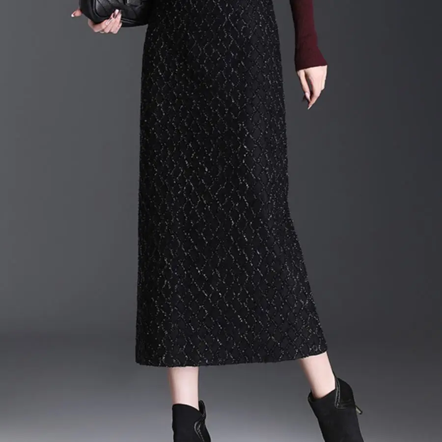 

2026 Новые женские осенне-зимние черные яркие шелковые юбки с высокой талией, длинные юбки с запахом ягодиц, женские модные элегантные юбки с разрезом