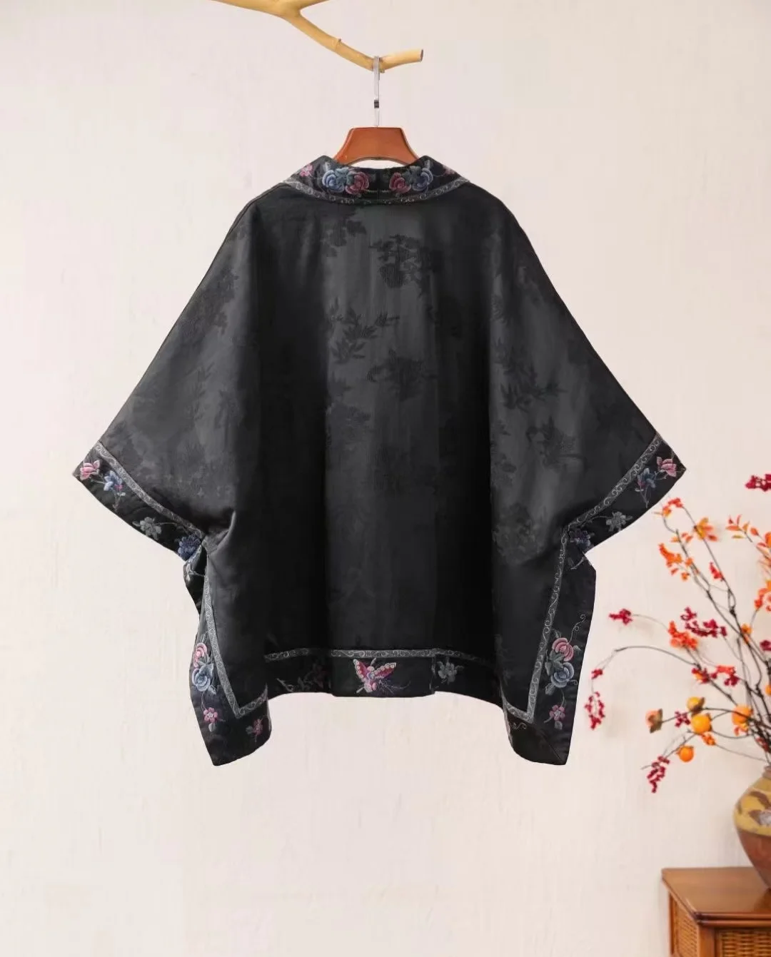 Original jacquard Capes coats Black loose Large size padded outerwears Vintage embroidery poncho women winter luxury