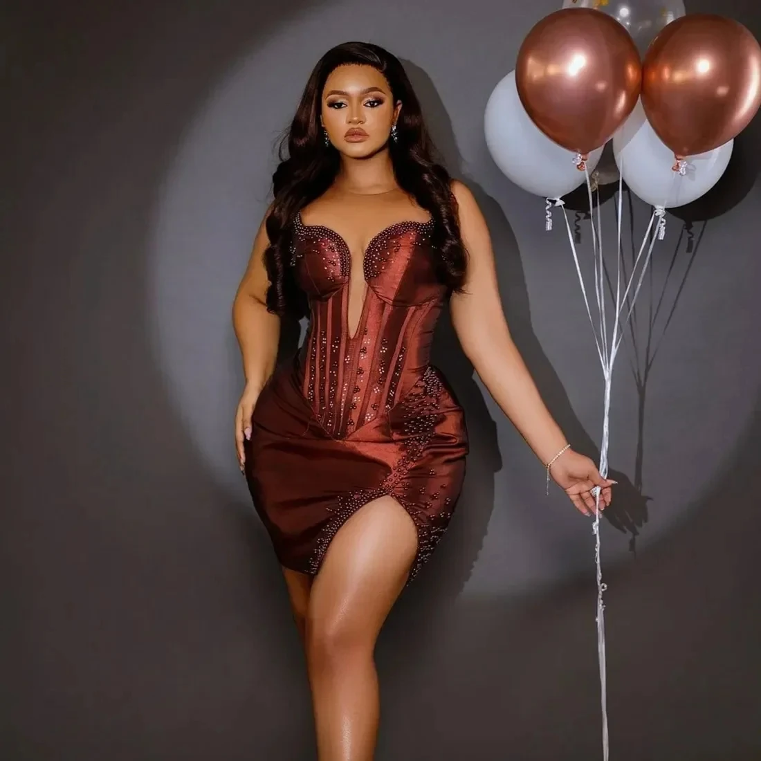 

2026 Sexy Brown Short Prom Party Dress Sheer Neck Pearls Beads Sheath Satin Gradutation Homecoming Gown Robe De Soriee