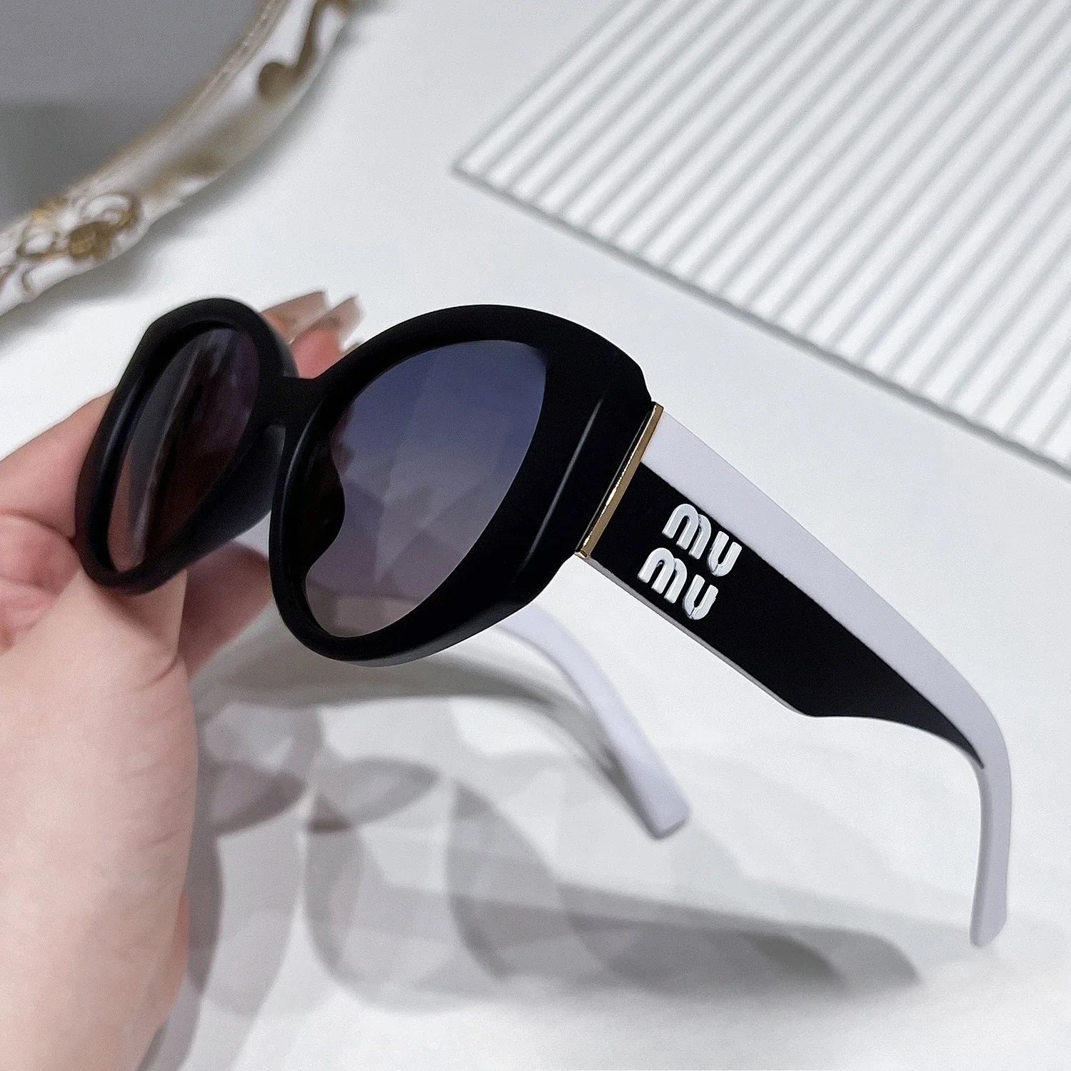 

‌2025 Premium Small Frame Sunglasses‌ - HD Polarized Lenses, Trendy Minimalist Shades for Men & Women, Lightweight Luxury Style
