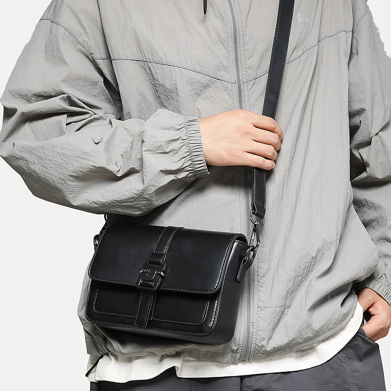 

Модная мужская сумка через плечо из искусственной кожи с откидной крышкой, маленькая квадратная мужская сумка через плечо, винтажная высококачественная новинка 2025, новая модная брендовая универсальная сумка...