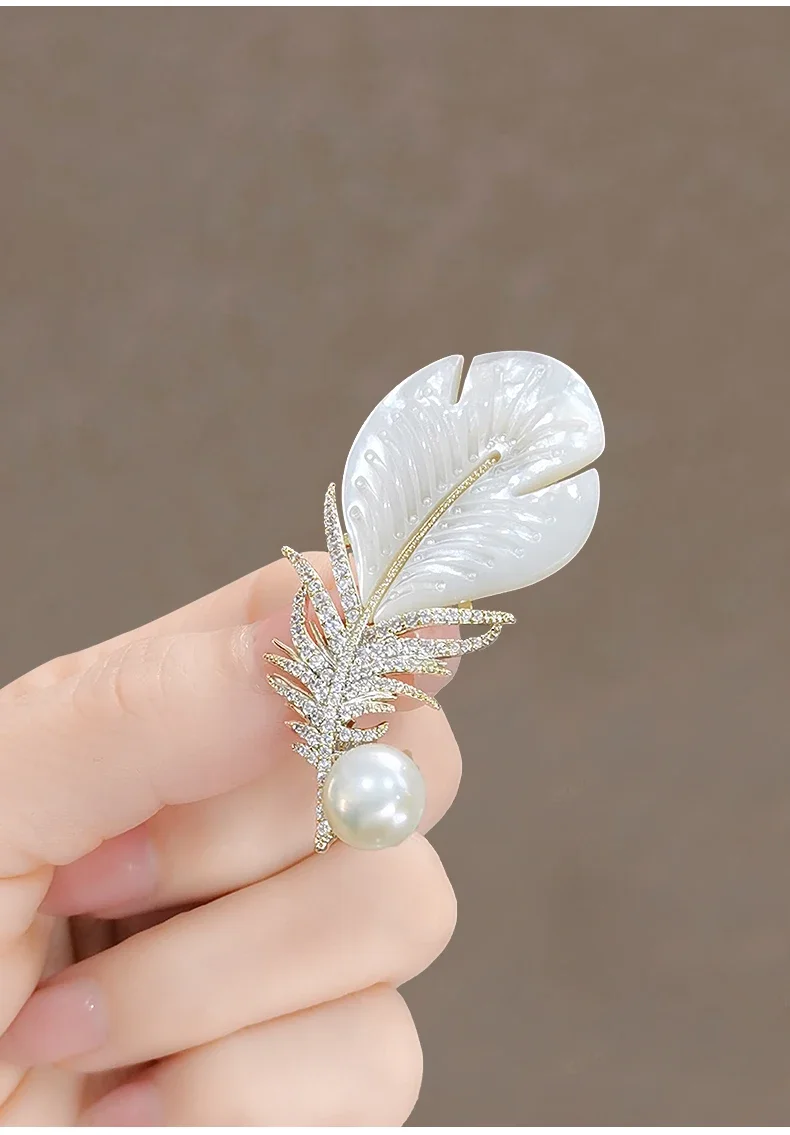 Fashion Crystal Shell Feather Brooch Pins For Women Luxury White Pearl Gold Color Party Wedding Gifts Clothing Accessories 2024