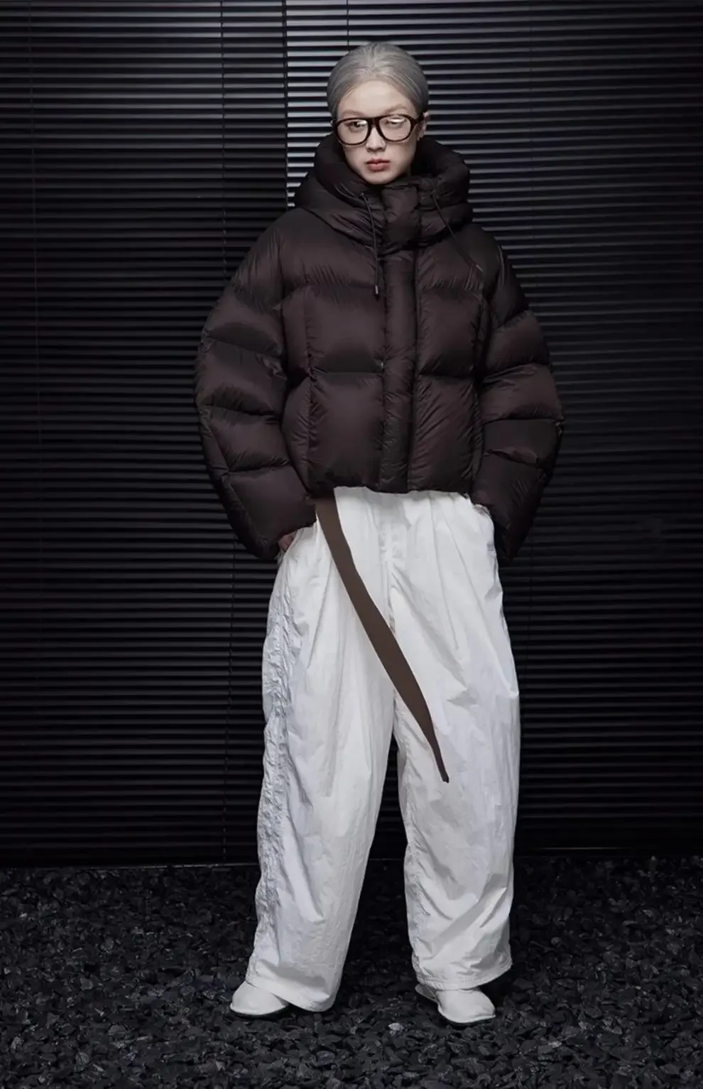 High-End-Wintermantel 2025, kurze Pufferjacke mit Kapuze für Damen, neuer amerikanischer Stil, Design, Mode