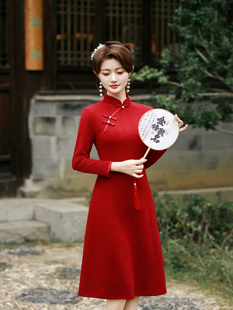 

Утепленное эластичное вязаное платье-халат с длинными рукавами и цветочной вышивкой для мам на осень-зиму, традиционное.