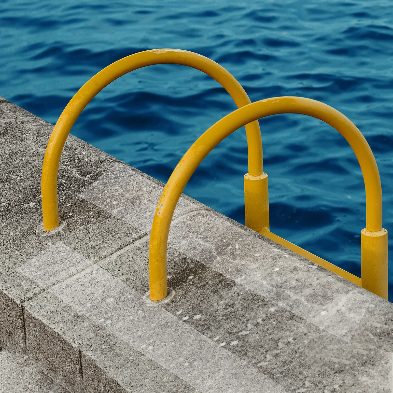 

1 Roll Anti-Skid Tape For Bathroom S-Shape Waterproof Wear-Resistant Non-Slip Strip Peva Material Stair Step Protection Floor