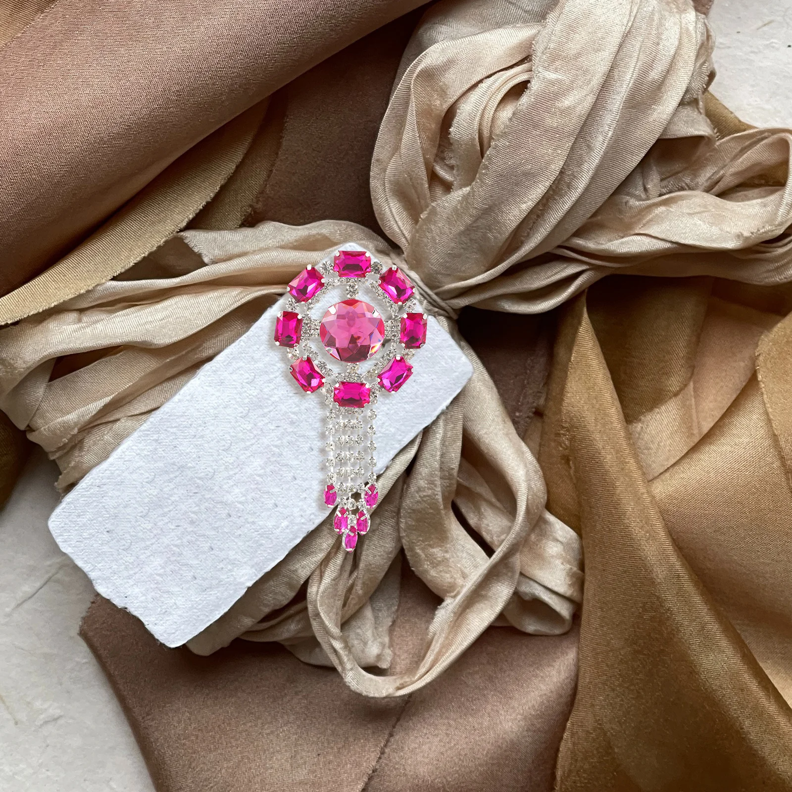 

Rhinestone Tassel Brooch Pin Women Fashion Brooch Creative Bag Badge Backpack Hat Decor Vivid Funny Design Brooches for Women