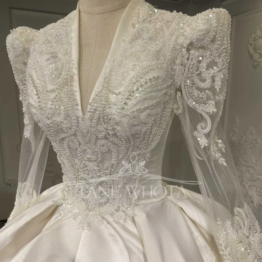 Abito da sposa a maniche lunghe con scollo a V in raso bianco avorio con lacci e buco della serratura sul retro con perline ricamate