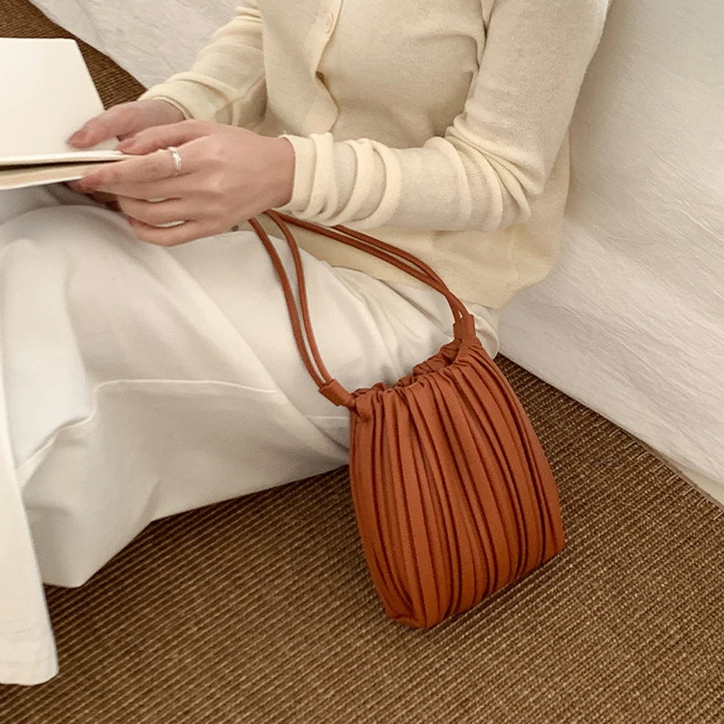 

Тканая французская плиссированная текстурированная сумка, весенне-летняя новая корейская версия, нишевый дизайн, магнитная маленькая квадратная сумка ярких цветов для женщин