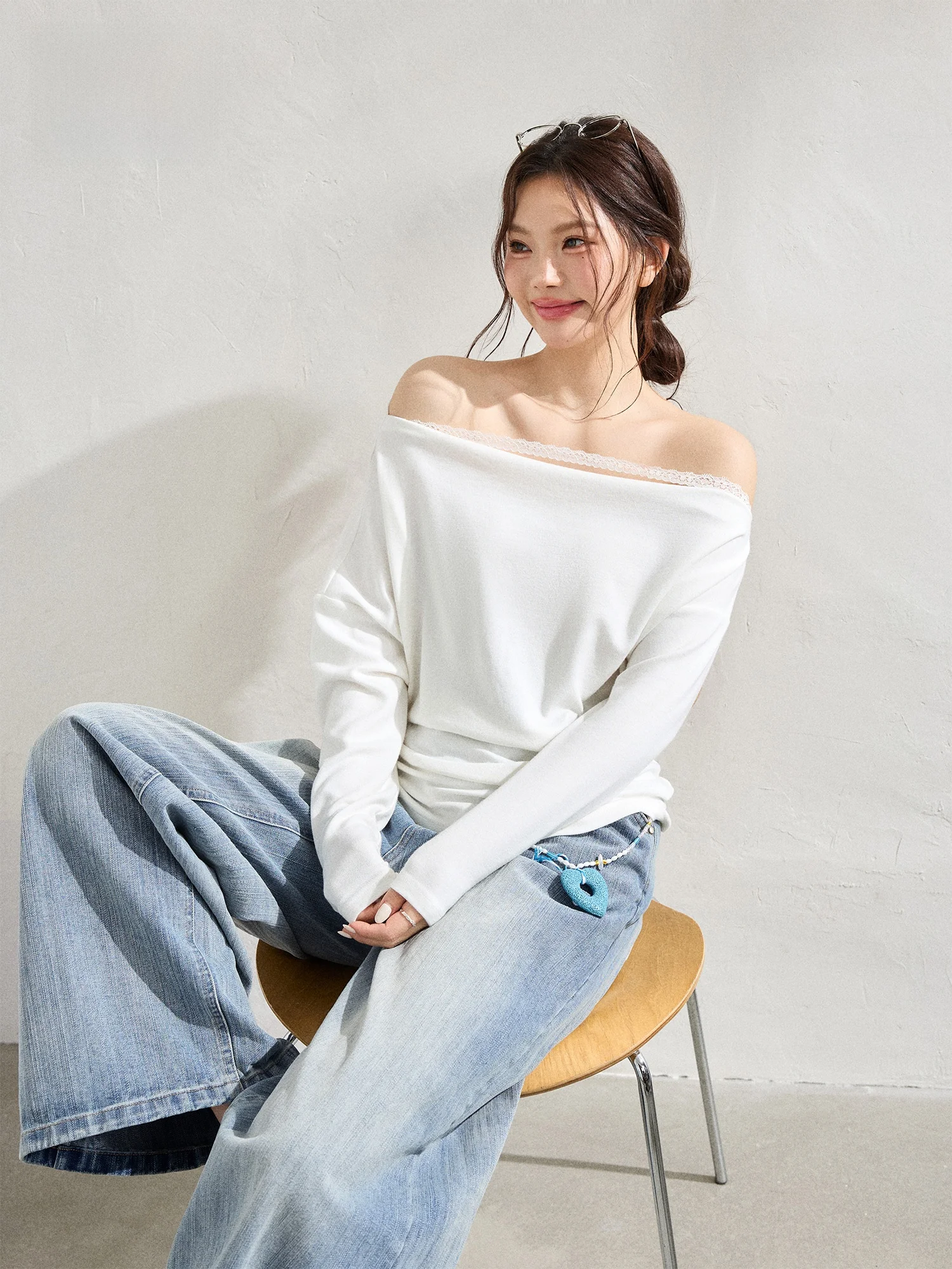 

Комплект для женщин больших размеров: летняя облегающая футболка в корейском стиле на одно плечо, белая, с широкими джинсами с высокой талией, повседневный комплект с длинными брюками.