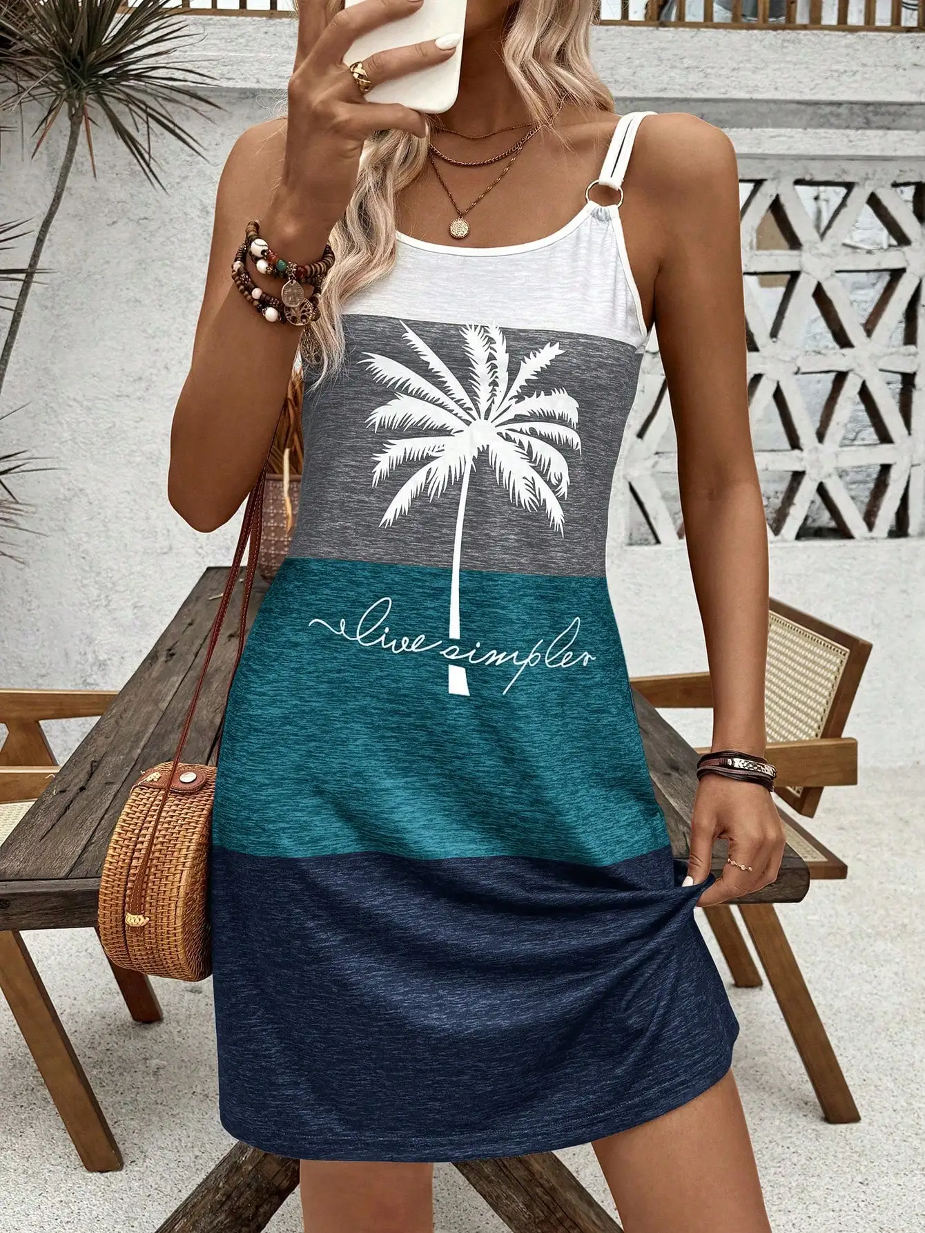 

Платье-комбинация с цветными блоками, принтом пальм и надписями, и бретелями, украшенными кольцами