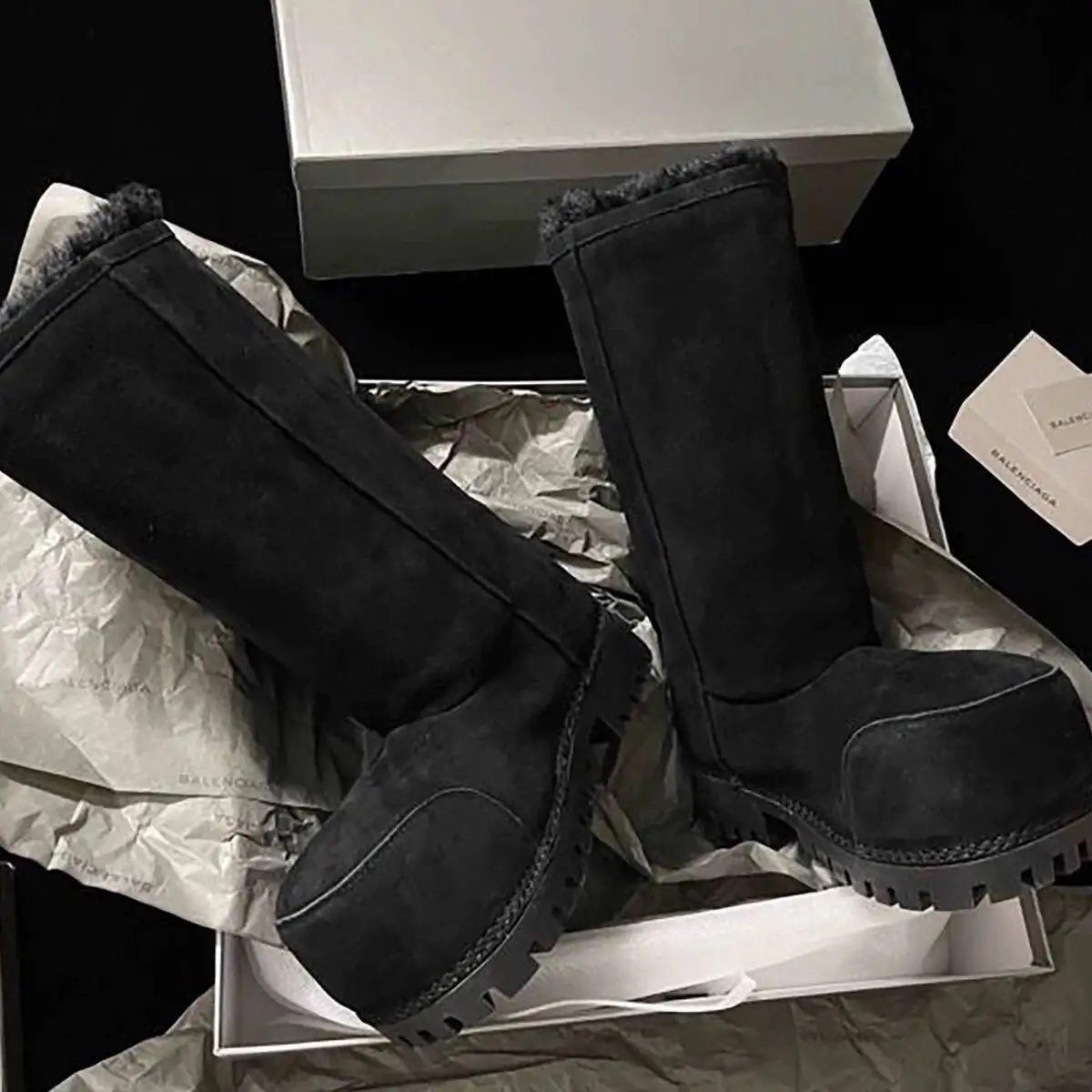 أحذية الثلوج النسائية الجديدة لخريف وشتاء 2025 سهلة الارتداء على منصة سميكة سوليد بمقدمة كبيرة أحذية دافئة من القص الصناعي