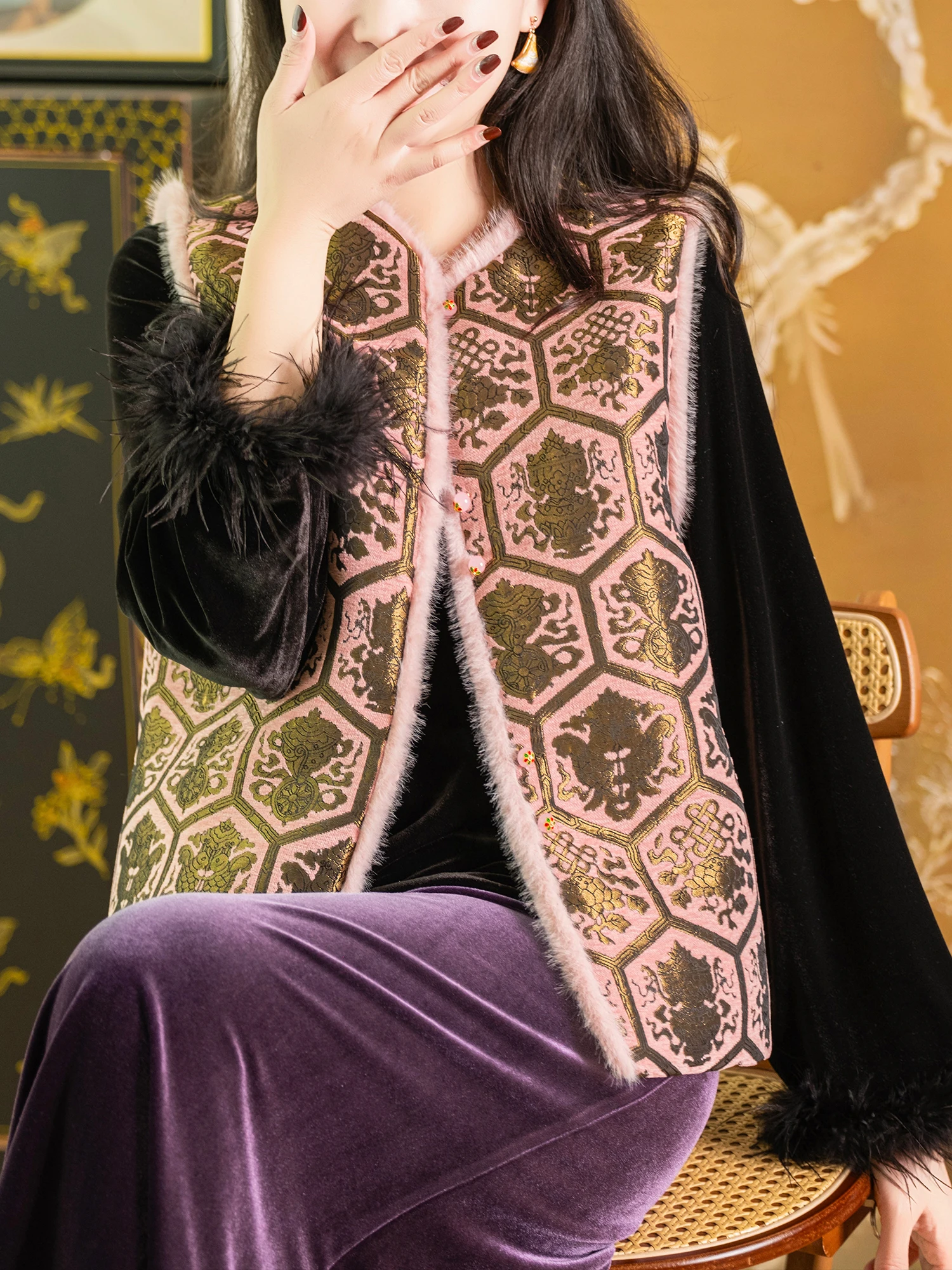 

Artistic Cotton Linen Blend Thiened Patchwork Velvet Strip Box Embroidery Warm round Ne Loose Fit Vest for Women