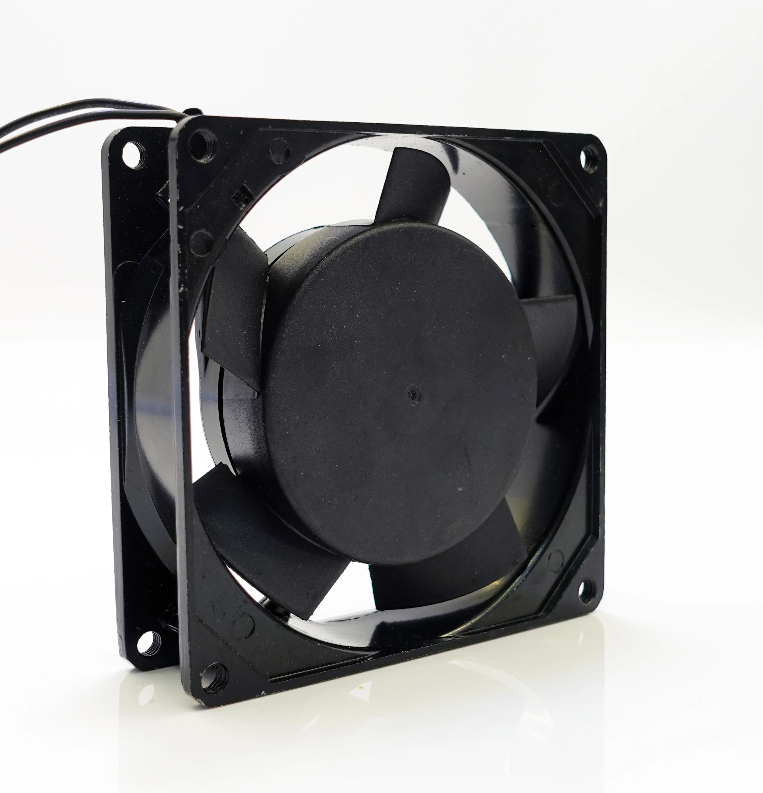 Рисунок 2 - Новый охлаждающий вентилятор 220 В-240 В 9025 0