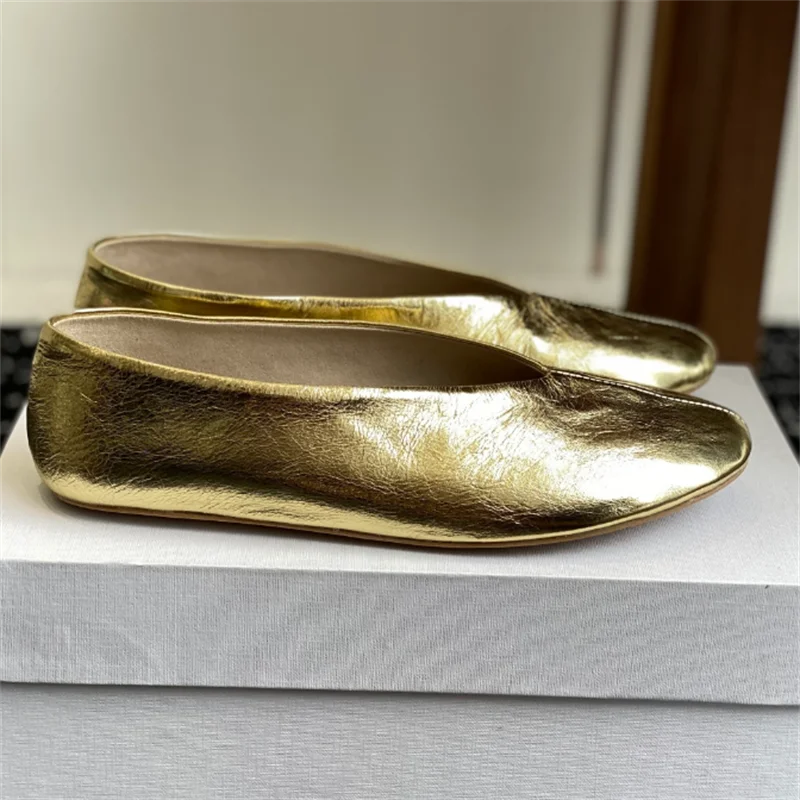 les-nouvelles-ballerines-sont-en-cuir-avec-un-effet-plisse-et-des-lignes-minimalistes-discretes-les-semelles-en-caoutchouc-doublees-de-peau-de-mouton-sont