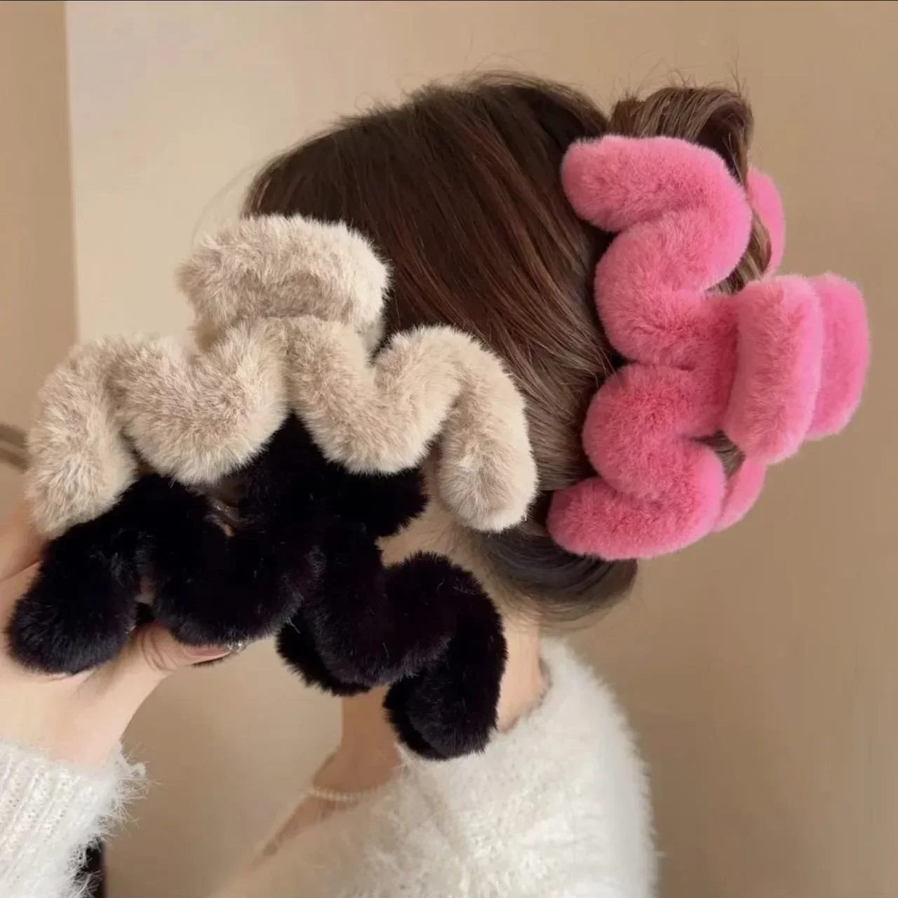 14CM Large M Shape Plush Hair Claw Clip Sweet Dopamine Crab Hair Clip Shark Clip for Woman Korean Autumn Winter Hair Accessory