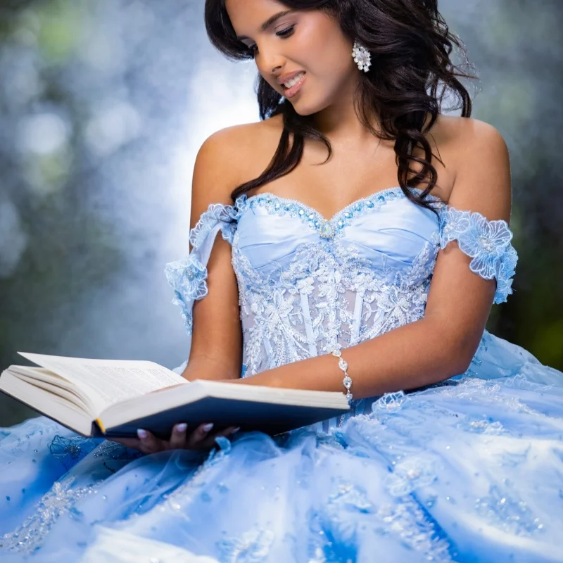 

Блестящее светло-голубое платье для квинсеаньеры с открытыми плечами, украшенное блестками, кристаллами и цветочными аппликациями, с длинным шлейфом и бантом, платье для 15-летия. ﻿ Настройте на свой вкус