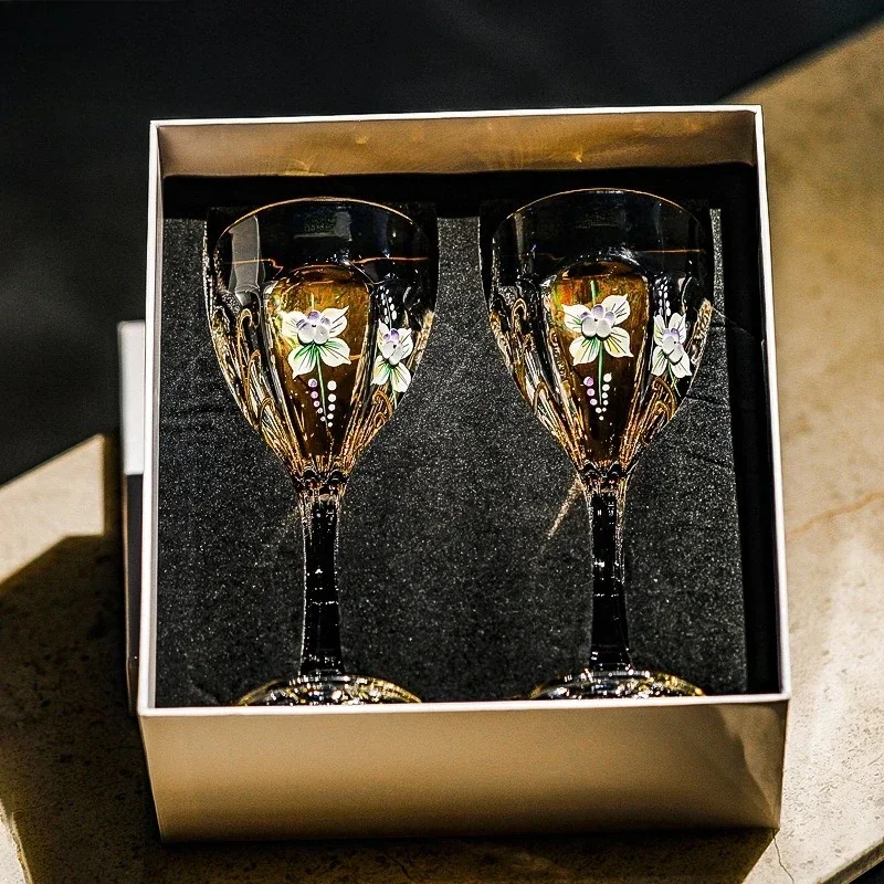 Crystal glass gold-painted tall red wine glasses, a pair of gift box champagne glasses
