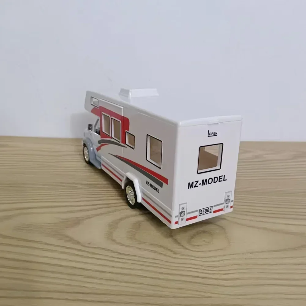 Motorhomes Morto Home Coach Camper Van Model Diecast مع الضوء والصوت التراجع لعبة أثاث السيارة الترفيهية المصنوعة من خليط معدني