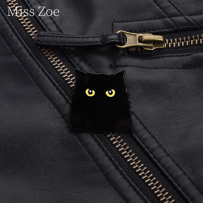 الكرتون مومباي القط المينا دبوس Kawaii كبير العينين الأسود القط دبابيس التلبيب على ظهره شارة مجوهرات هدية للأصدقاء مضحك #1