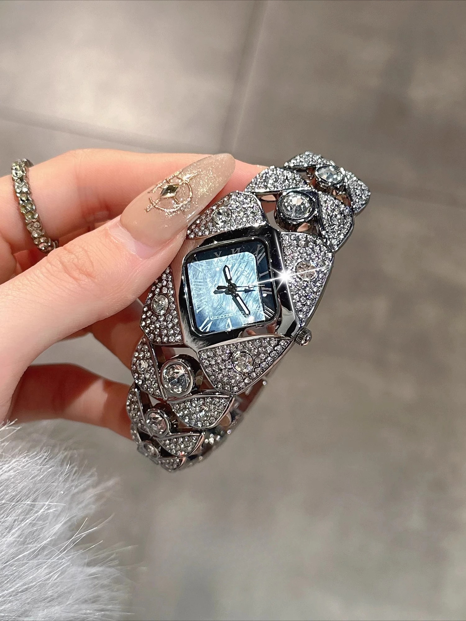 Женские часы, легкая роскошь, нишевое чувство высокого класса, модный темперамент, женские часы типа браслета, новая модель 2025 года