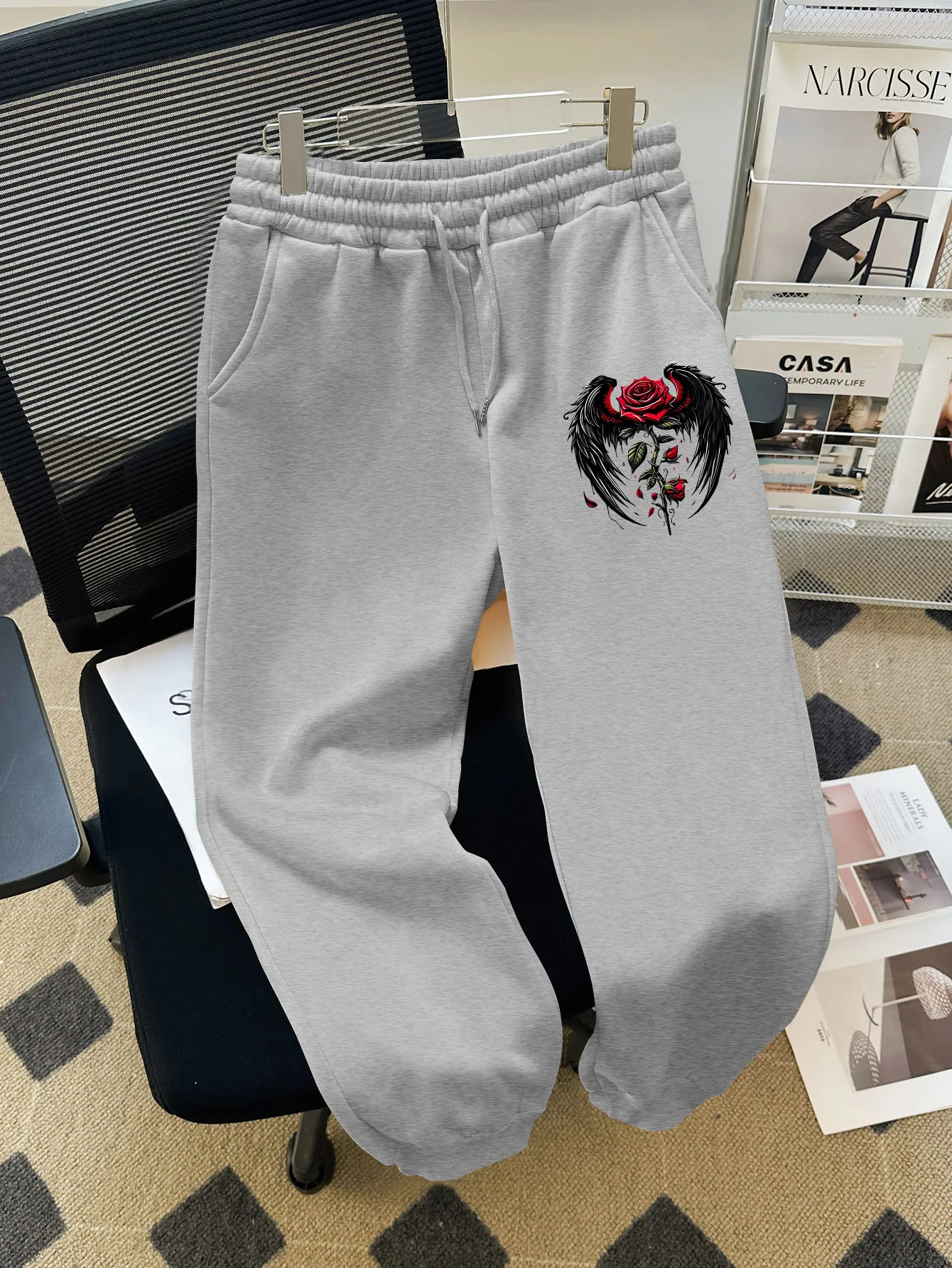 

Мужские повседневные брюки, черно-белые спортивные штаны с принтом красной розы, удобные спортивные штаны, подходящие для делового повседневного использования и на открытом воздухе