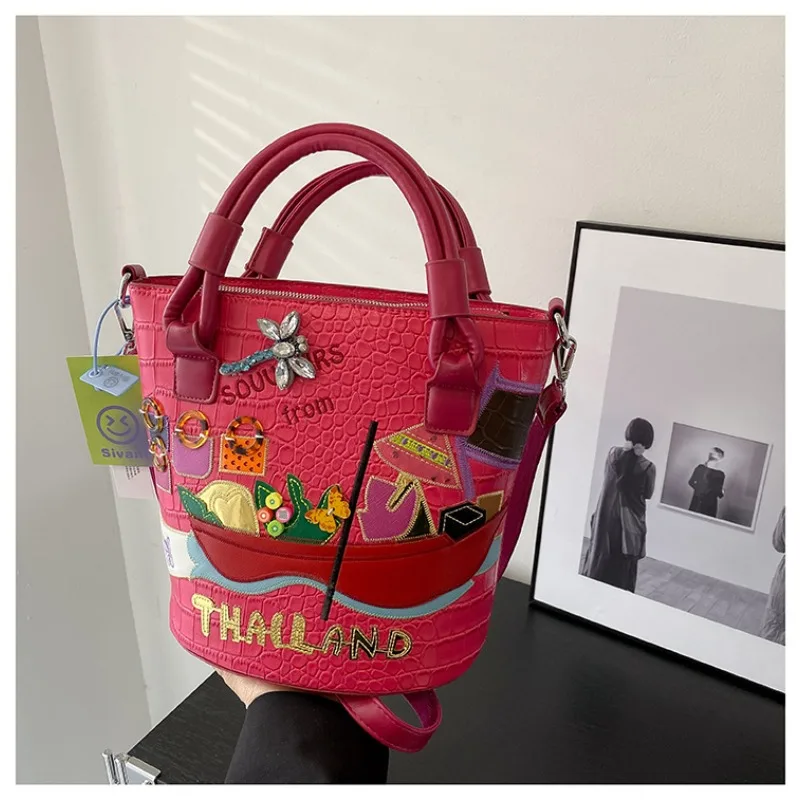 

Новые модные женские сумки через плечо из искусственной кожи 2026 года: вместительные, стильные, с молнией и декоративной строчкой, для повседневного использования