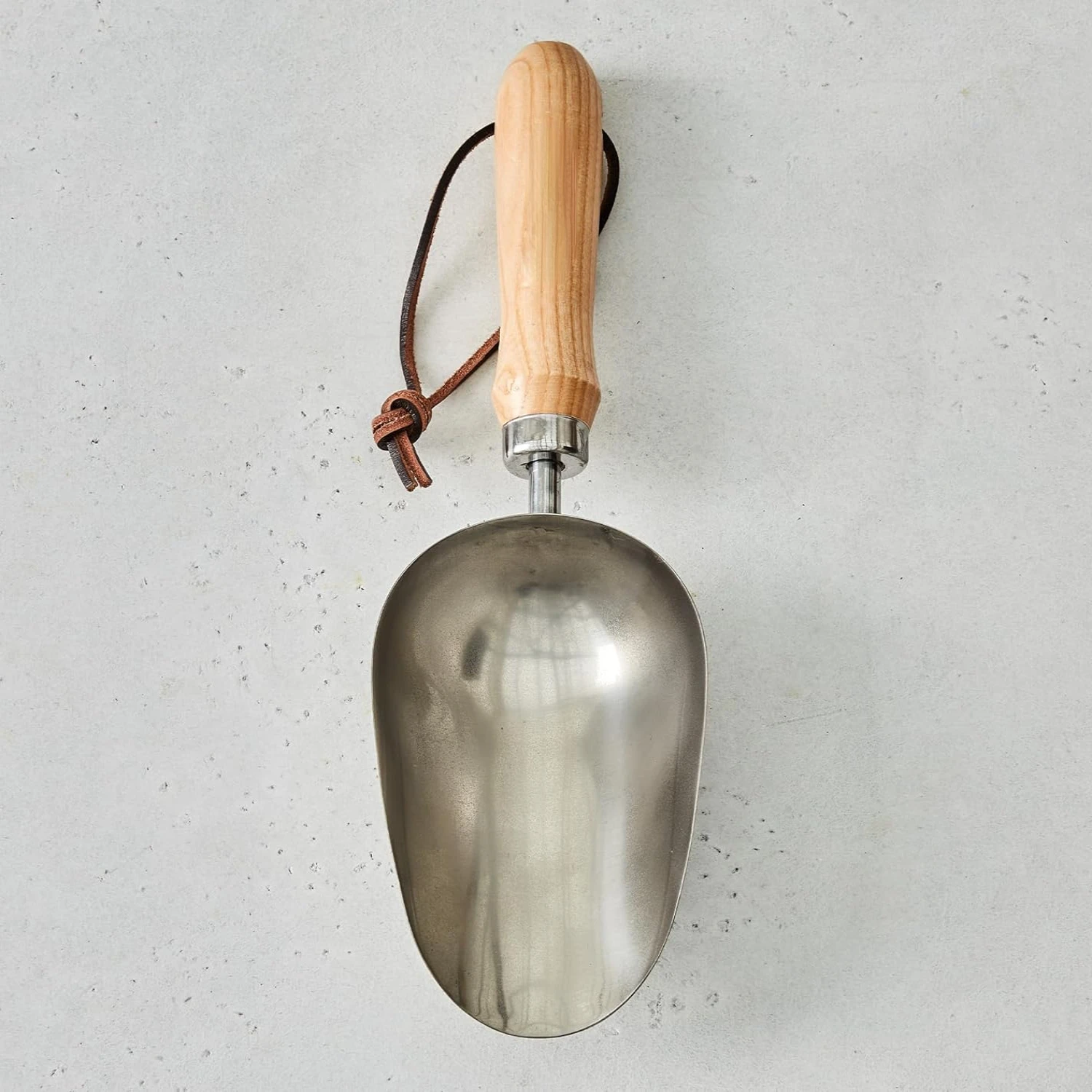 

High-Quality, Comfortable, and Durable Stainless Steel Soil Scoop - Reliable 15-Inch Design with Oak Handle for Long-Lasting Use