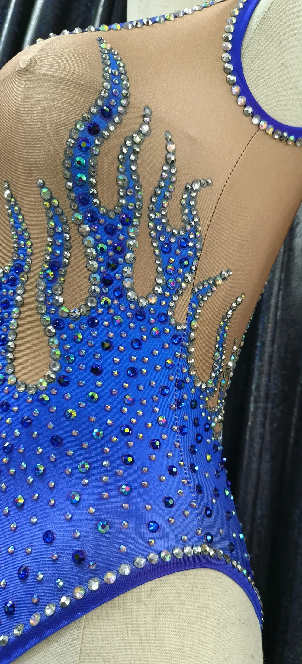 キラキラシルバーのラインストーンブループリントレオタード女性歌手ダンサーステージパフォーマンス衣装豪華な宝石ショー着用 ﻿