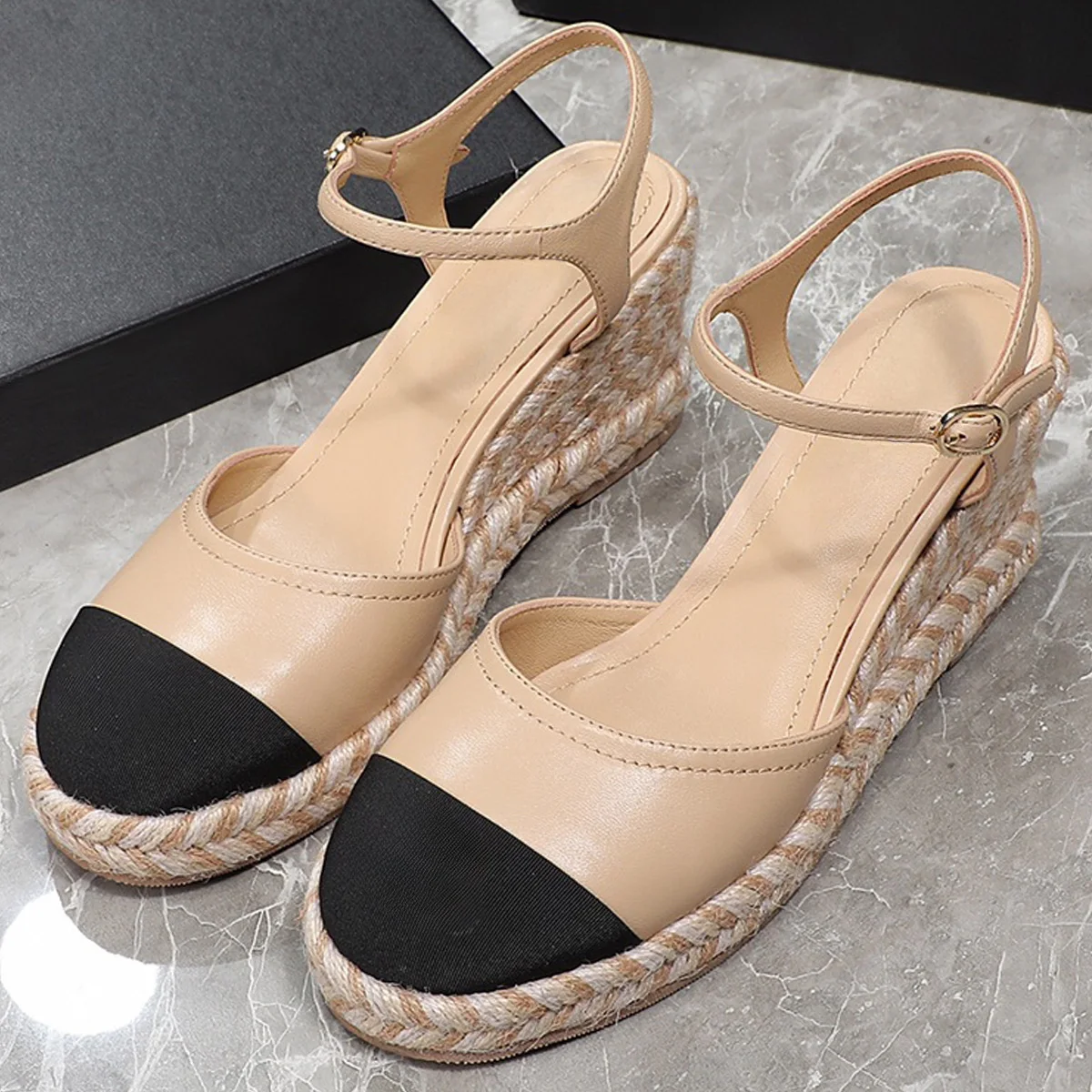 Sandalias de cuña de esparto con puntera de cuero y lona para mujer 2026, elegantes zapatos con hebilla para verano y vacaciones YYT25021187
