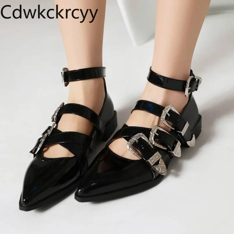 Printemps et automne nouveau style de mode talons hauts chaussures pour femmes pointe pointue Asakuchi décoration en métal talon carré chaussures pour femmes