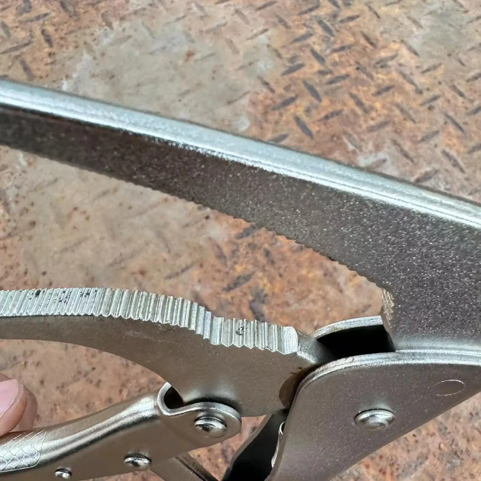 alicate-de-pressao-para-soldagem-com-mandibula-curva-ajustavel-ferramenta-robusta-e-facil-de-usar-para-amadores