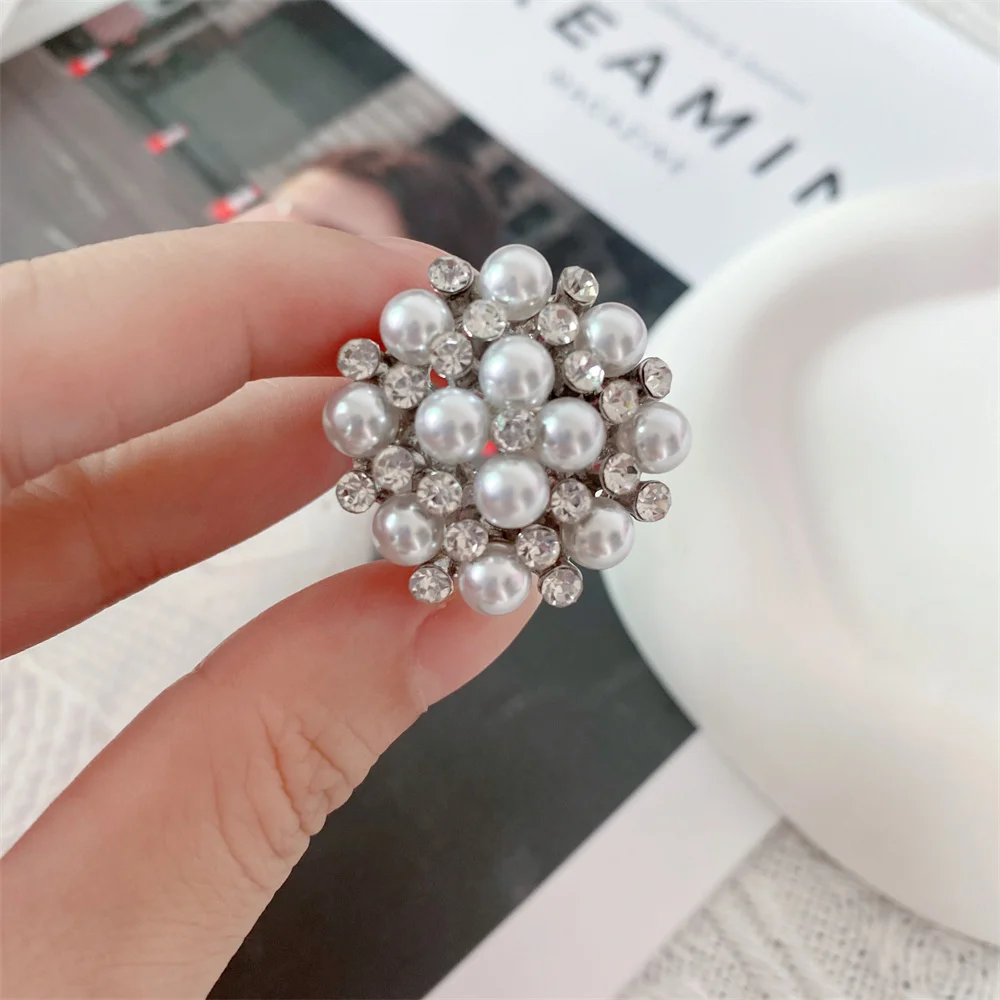 الملابس الزاوية عقدة زر تشيكوسلوفاكيا اللؤلؤ الدائري للنساء قميص هيم تي شيرت وشاح مشبك الزركون الملابس مجوهرات اكسسوارات هدية