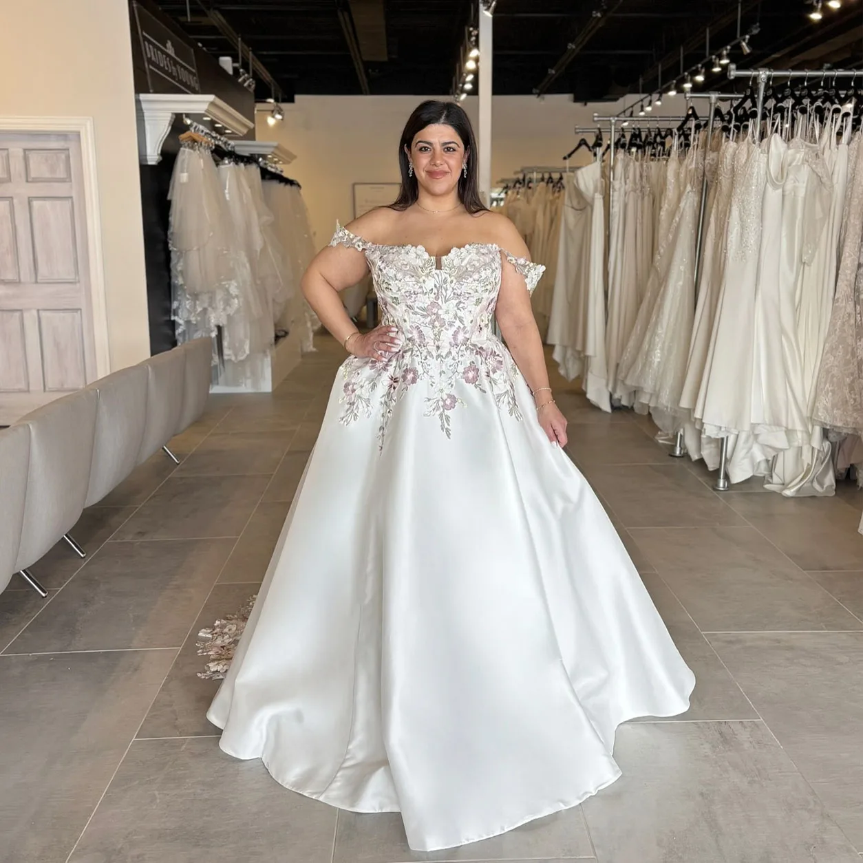 

Flowers Plus Size Wedding Dresses Off Shoulder A Line Satin Civil Embroidery Ball Gown Bride Gowns suknia ślubna Customized