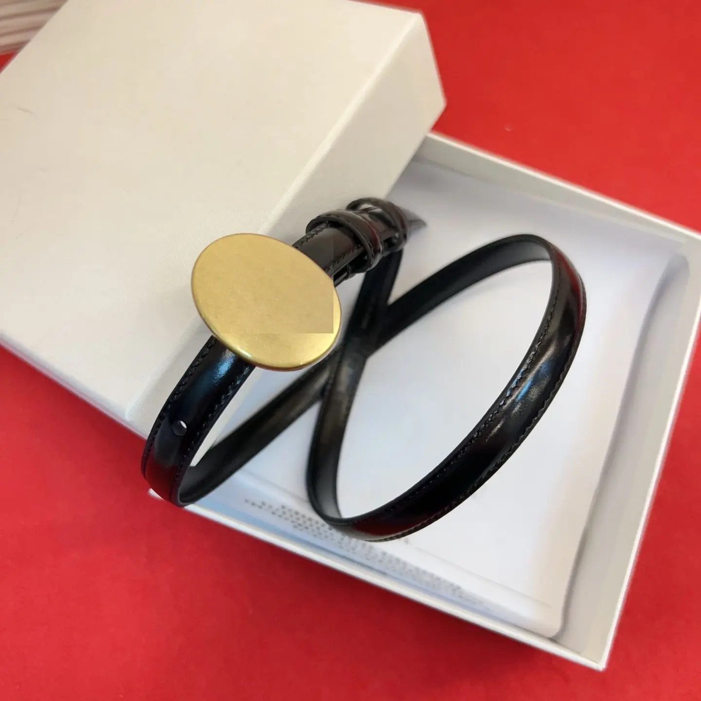 

Элегантный тонкий черный пояс для женщин с золотой круглой пряжкой, модный поясной ремень для платьев, пальто, свитеров