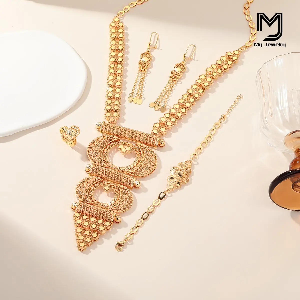 

Fashionable Women's Middle Eastern Light Luxury Geometric Pattern Necklace Dubai Gold-Plated Pattern Hollow Elegant Earrings Jewelry Set Daily Casual Holiday Gift