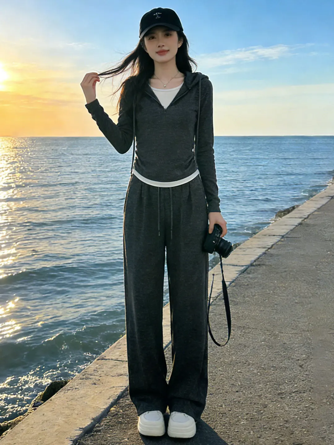 

Модный серый повседневный спортивный костюм-тройка для женщин: приталенный, подчеркивающий талию, с брюками с высокой талией и широкими штанинами, весна 2026