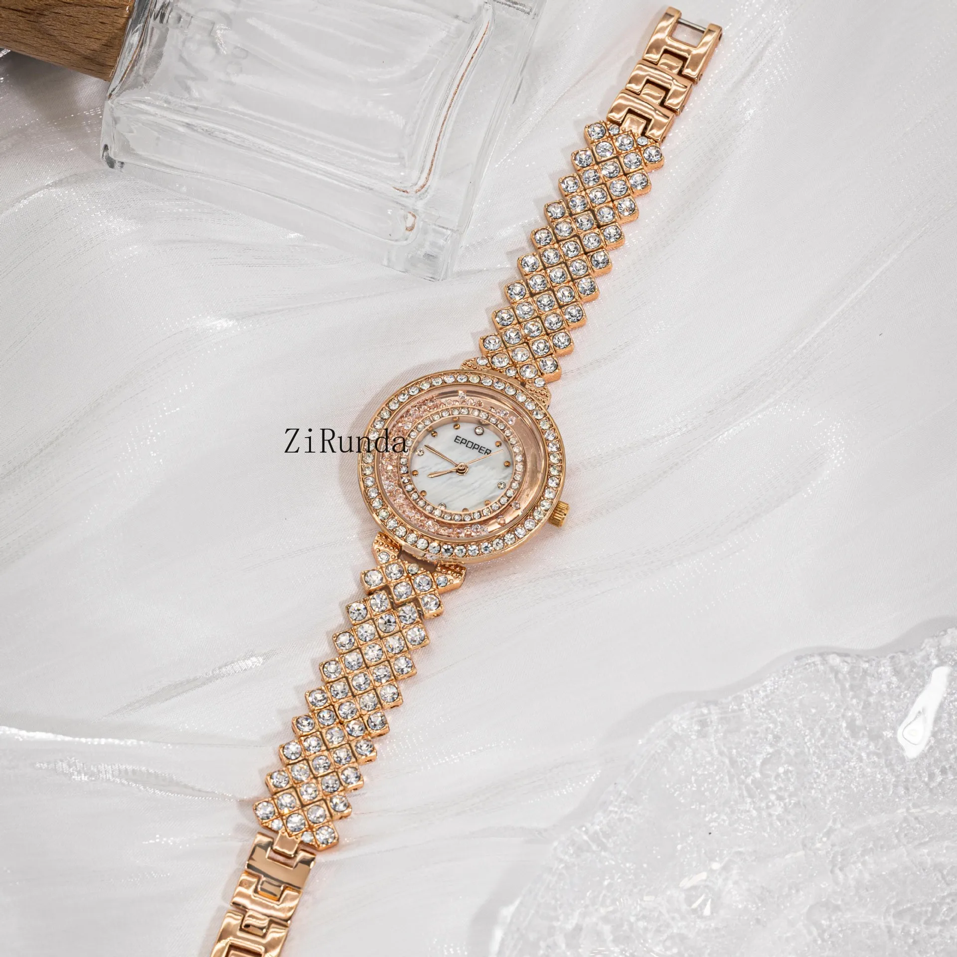 ساعة نسائية ذات قيمة عالية مرصعة بالألماس كاجوال متعددة الاستخدامات وسوار مقاوم للماء