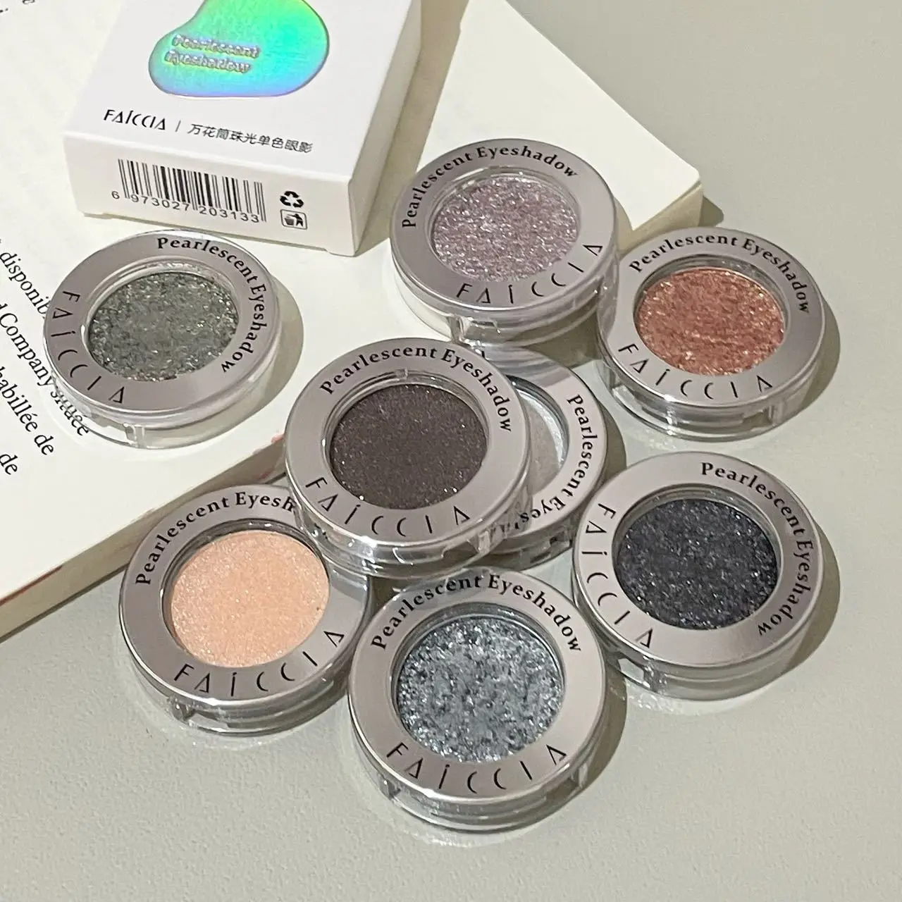 Kaleidoscope Pearlescent monochrome eye shadow soft waxy potato texture high gloss bright explosive eye shadow