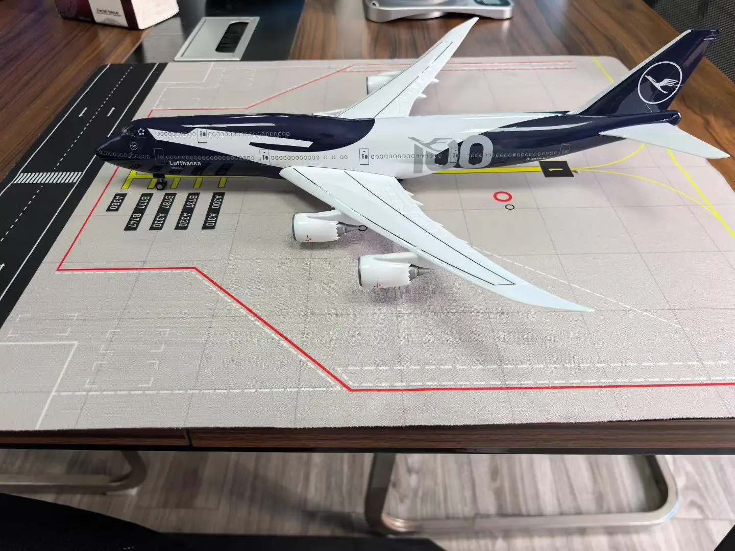 Image of Neues 47cm Lufthansa Airways B747 Flugzeugmodell aus Kunstharz zum 100-jährigen Jubiläum, Druckguss-Flugzeuge mit LED-Licht und Rädern für Sammler.