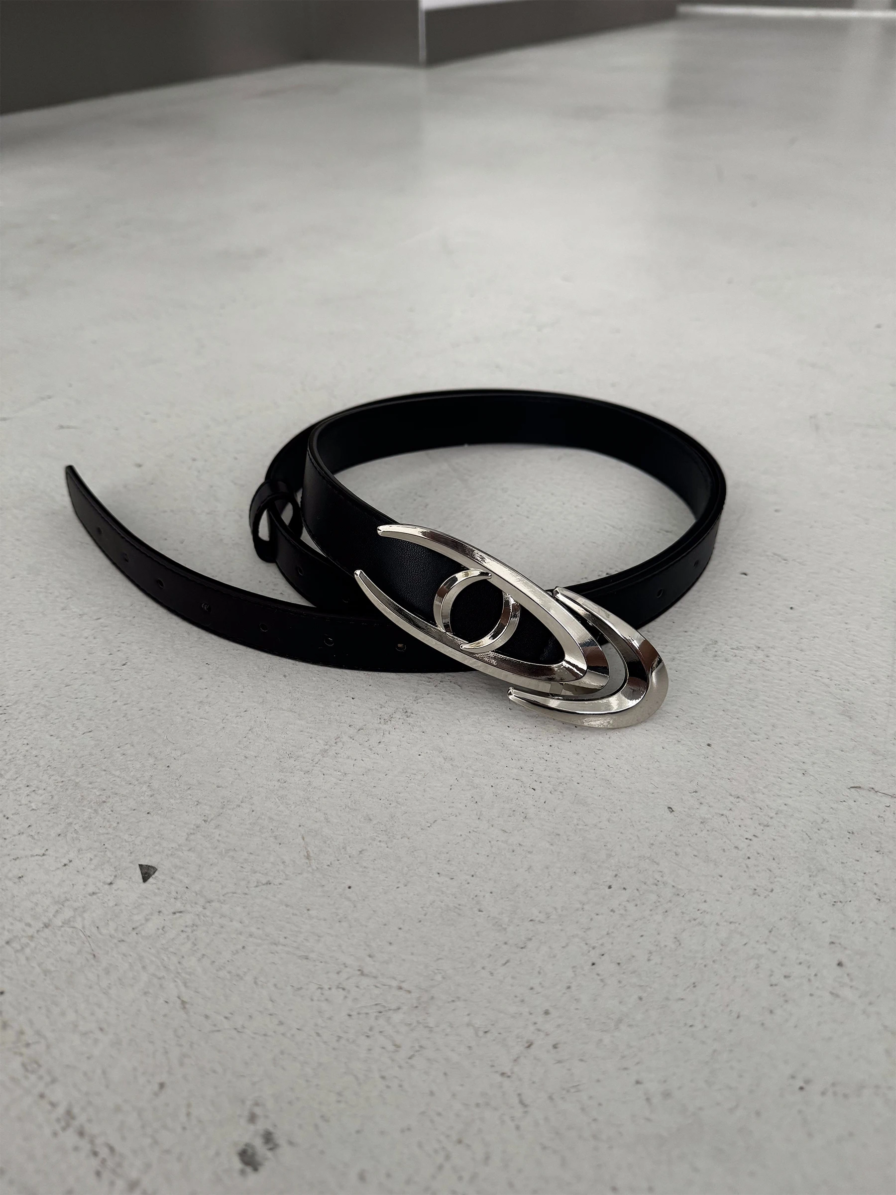 cinturon-de-cuero-y-metal-delgado-marthenaut-original-color-negro-puro-diseno-minimalista-estilo-casual-accesorio-de-moda