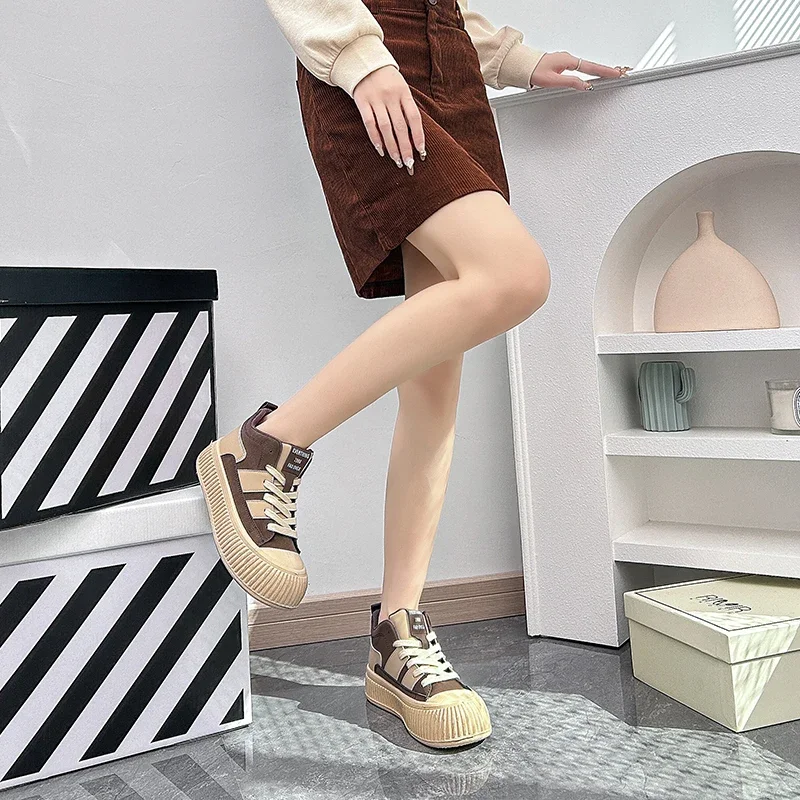 2024 autunno scarpe Casual vulcanizzate scarpe da donna piccole scarpe bianche studentesse suole spesse aumentano le scarpe da ginnastica con plateau