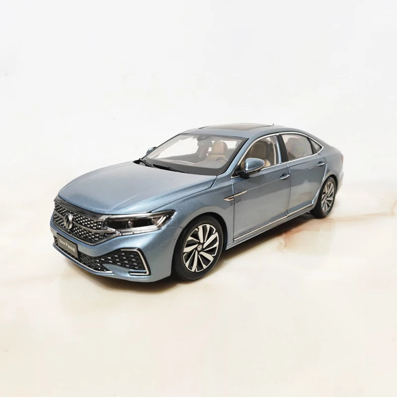 Diecast 1:18 PASSAT 2022 Simulation Alloy Car Model Toy Collectible Souvenir