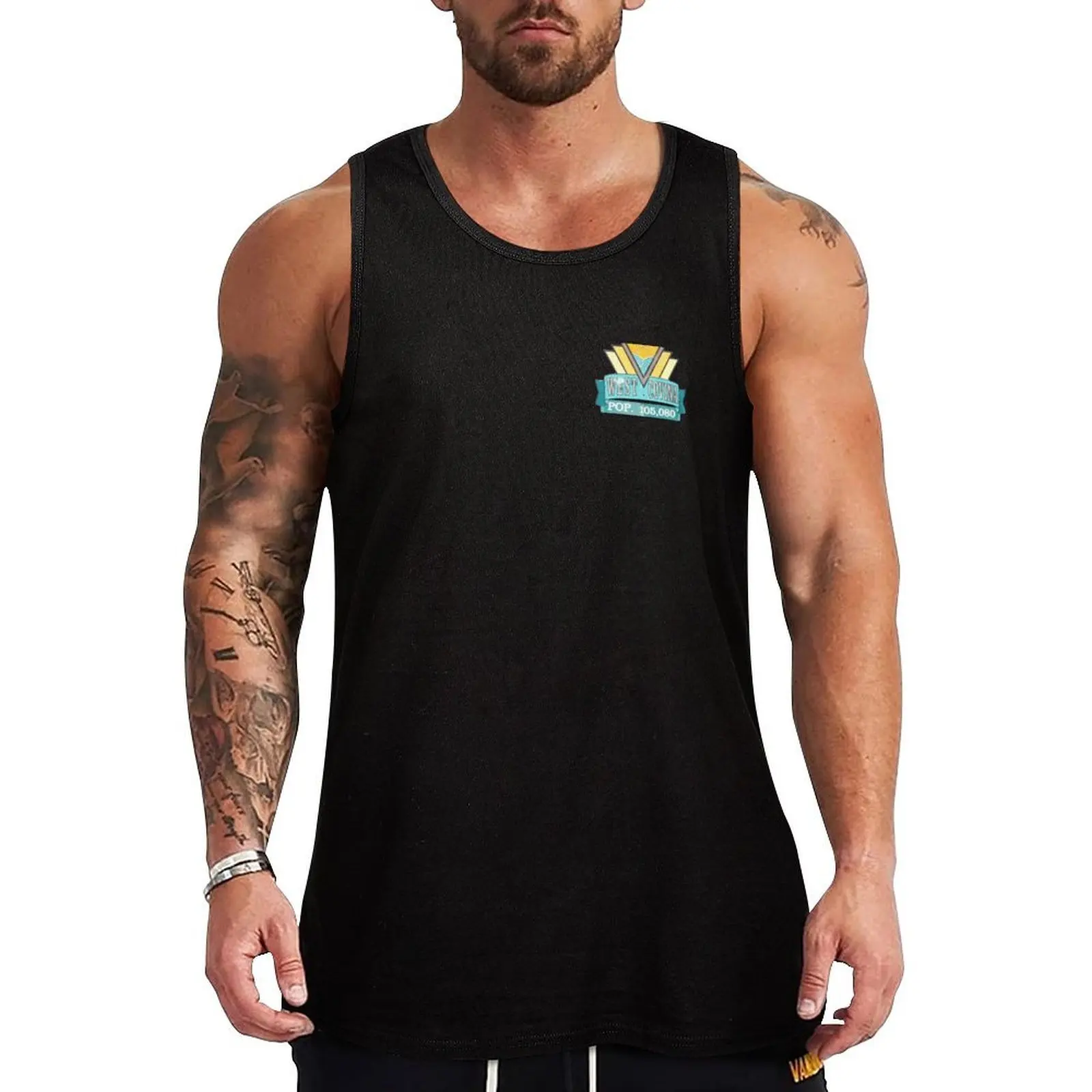 Camiseta sin mangas West Covina estilo urbano con estampado gráfico